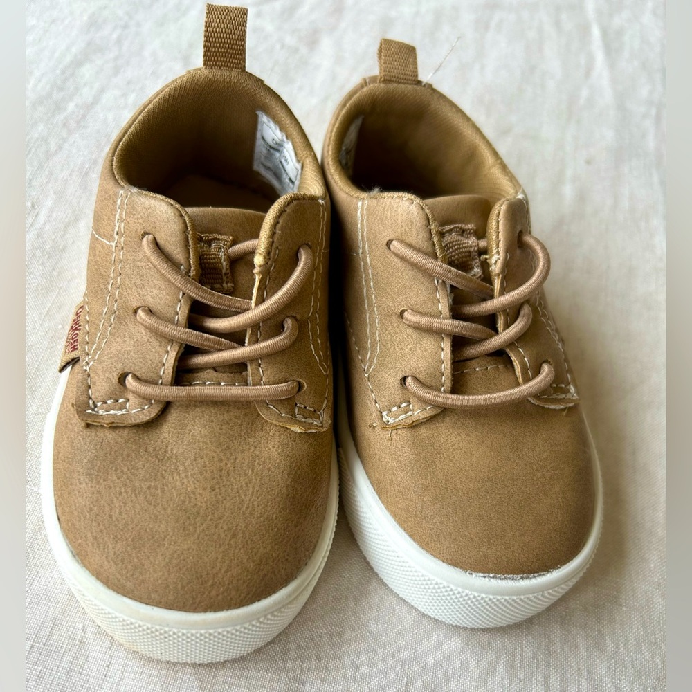 Oshkosh B’gosh Toddler Putney Loafer in brown/ khaki. Size 5. NWOT